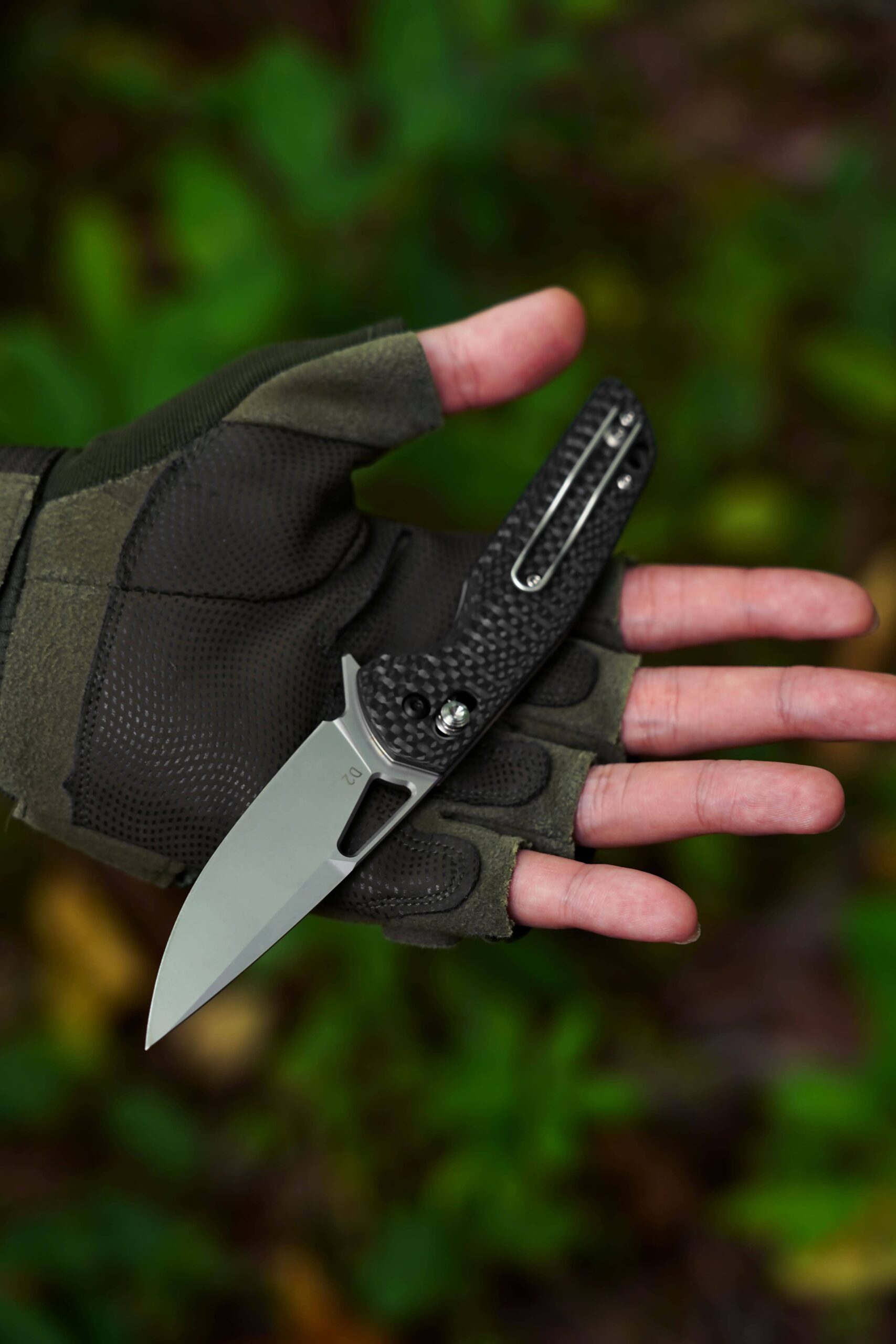 B03 BRAG KRAKEN CARBON FIBER HANDLE D2 STEEL KNIVES